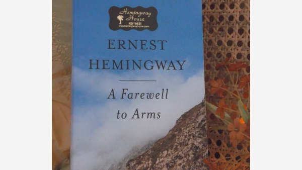 Book - A Farewell to Arms - Hemingway - Quality Paperback