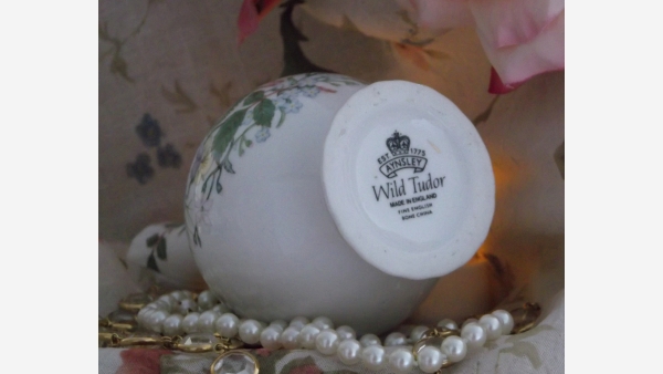 home-treasures.com - Aynsley "Wild Tudor" Bone-China Vase