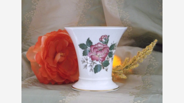 home-treasures.com - Wedgwood's "Charnwood" Porcelain Vase