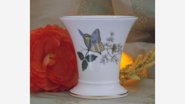 home-treasures.com - Wedgwood's "Charnwood" Porcelain Vase