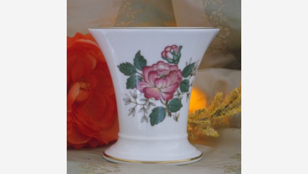 home-treasures.com - Wedgwood's "Charnwood" Porcelain Vase
