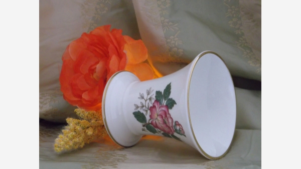 home-treasures.com - Wedgwood's "Charnwood" Porcelain Vase
