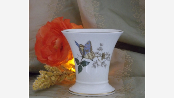 home-treasures.com - Wedgwood's "Charnwood" Porcelain Vase
