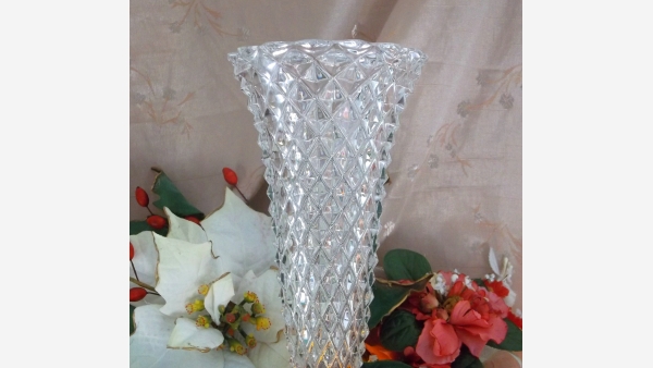 home-treasures.com - Diamond-Cut Crystal Vase - Free Shipping!