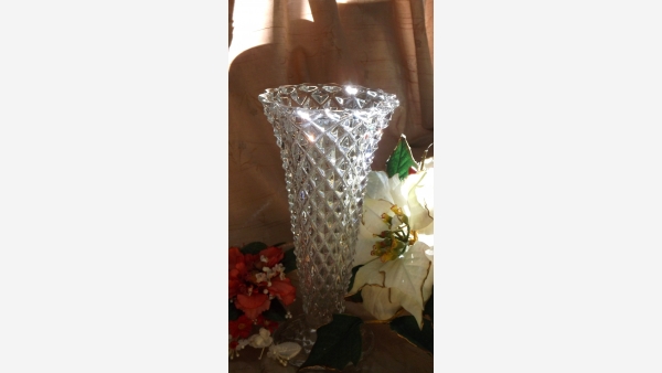home-treasures.com - Diamond-Cut Crystal Vase - Free Shipping!