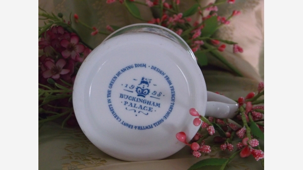 home-treasures.com - Buckingham Palace Collectible Mug - A Lovely Gift!