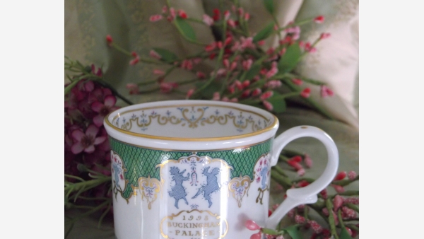 home-treasures.com - Buckingham Palace Collectible Mug - A Lovely Gift!