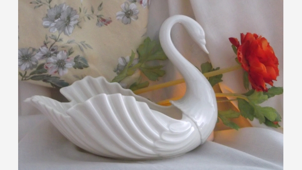 Lenox Porcelain Swan Figurine/Dish - A Fine Gift!