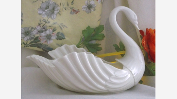 Lenox Porcelain Swan Figurine/Dish - A Fine Gift!