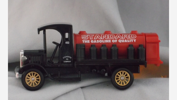 Replica Standard-Oil Truck and Wagon in Original Packaging