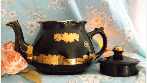 home-treasures.com - Arthur Wood Collectible Teapot - A Fine Gift!