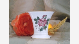 home-treasures.com - Wedgwood's "Charnwood" Porcelain Vase