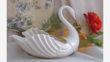 Elegant Lenox Swan Figurine -- A Fine Wedding Gift! -- Free Shipping!